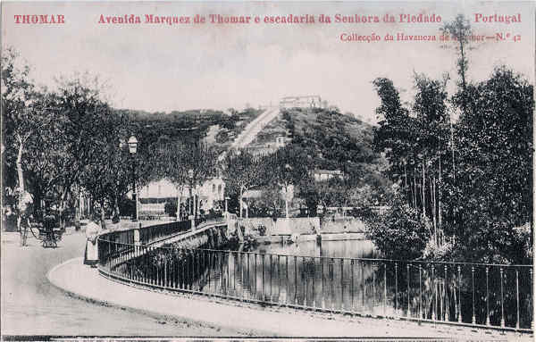 N� 42 - Avenida Marquez de Thomar e escadaria da Snr� da Piedade - Collec��o da Havaneza de Thomar - Dim. 139x89 mm - Col. A. Monge da Silva (cerca de 1905)