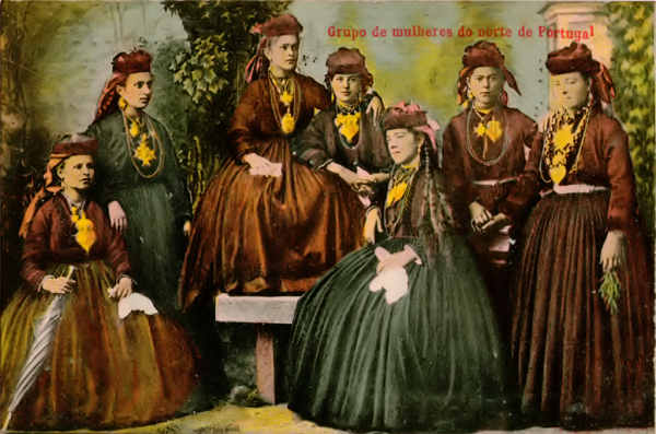 N� 1140 - Grupo de mulheres do Norte de Portugal - Edi��o Costa, R. do Ouro 295, Lisboa - Dim. 139x91 mm - Col. A. Monge da Silva (c. 1910)