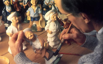 Zé Augusto e os seus típicos bonecos de barro.