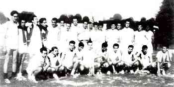 Os 26 "atletas" dos Galitos que venceram a taça "José Garnel", eliminatória em Aveiro do torneio "I Passo" - 08-04-1956