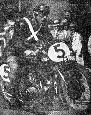 �ngelo Bastos, campe�o portugu�s de motociclismo em plena corrida.