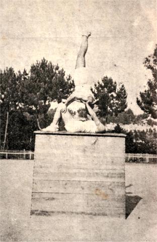 Paúl e Armindo Landureza, do curso de ginástica da U. D. Oliveirense - 1934 - exibindo-se em exercício sobre o plinto.