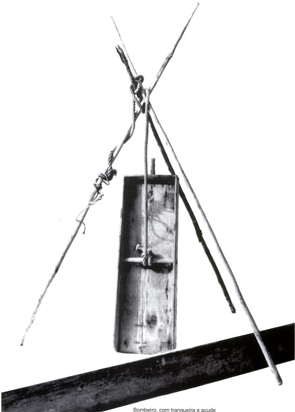 Bombeiro com tranqueira e a�ude.