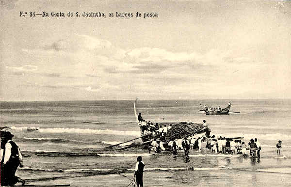 N.� 34 - Na Costa de S. Jacinto, os barcos de pesca - Editores MOREIRA & TORRES, Aveiro - SD - Dimens�es 13,7x8,8 cm. - Col.  FMSarmento.