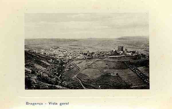 S/N - Bragan�a-Vista geral - Edi��o de Adriano Rodrigues, Bragan�a - S/D - Dimens�es: 13,9x8,9 cm. - Col. Aur�lio Dinis Marta.