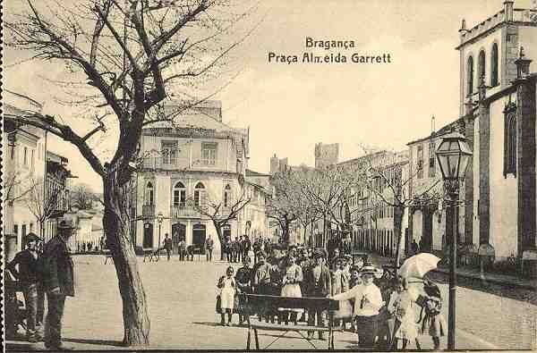 S/N - Bragan�a-Pra�a Almeida Garrett - Edi��o de Adriano Rodrigues, Bragan�a - S/D - Dimens�es: 13,6x8,9 cm. - Col. Aur�lio Dinis Marta.