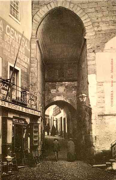 N. 3 - Coimbra: Arco de Almedina - Union Postale Universelle - Edi��o da Confeitaria Parisiense I. A. Chaves Coimbra - S/D - Dimens�es: 8,9x13,8 cm. - Col. Aur�lio Dinis Marta.