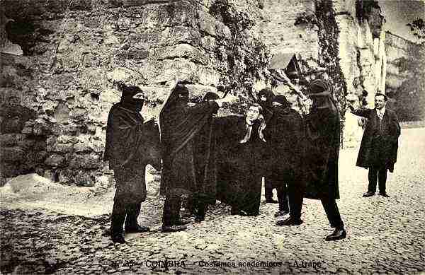 N.� 35 - Coimbra: Costumes acad�micos - a trupe - Edi��o da Havaneza Central, R. Visconde da Luz, 2 a 6 Coimbra - S/D - Dimens�es: 13,7x8,9 cm. - Col. Aur�lio Dinis Marta.