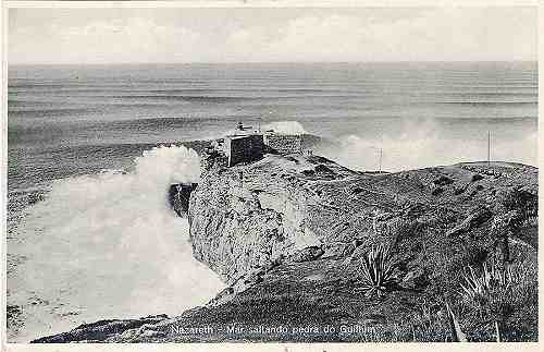 S/N.� - Nazareth: mar saltando pedra do Guelhim - Edi��o �lvaro Laborinho - Dimens�es: 3,1x 8,8 cm. - Col. Miguel Chaby.