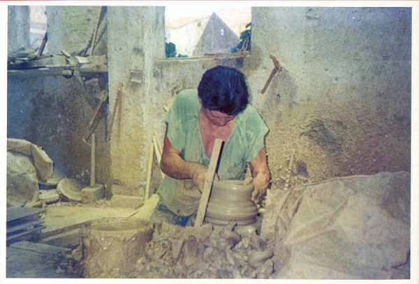 N� 7 - Lisboa. Olaria. F�brica de Tachos dos Olivais - Edi��o Olivais Shoping Center e Junta de Freguesia de St� Maria dos Olivais, Pelouro da Cultura - Ano 2000 - Dim. 16x10,8 cm - Col. A. Monge da Silva