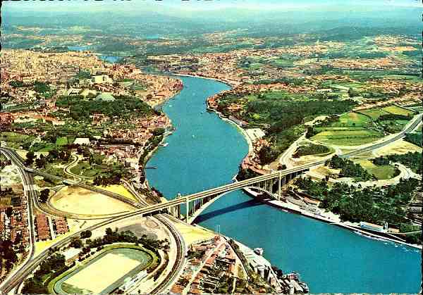 N.� 755/49 - Porto: Ponte da Arr�bida e rio Douro; vista a�rea - Edi��o Portugal Tur�stico - S/D - Dimens�es: 14,5x10,1 cm. - Col. HJCO.