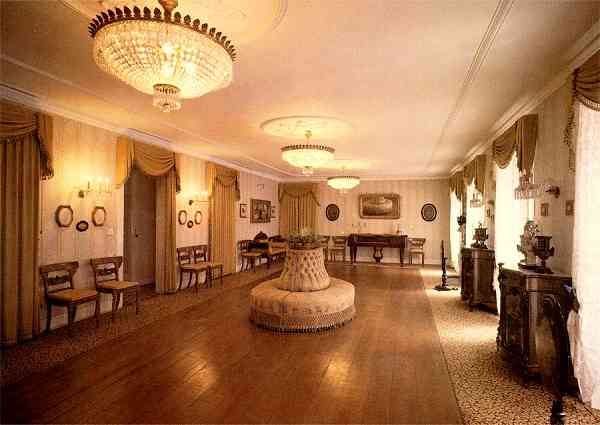 S/N - Museu Rom�ntico da Quinta da Macieirinha, Porto. Sal�o de Baile, s�c. XIX - Edi��o da C�mara Municipal do Porto em 1984. Divis�o de Museus e Patrim�nio Hist�rico e Art�stico - Foto J. P. Sottomayor - Dimens�es: 14,7x10,4 cm. - Col. HJCO