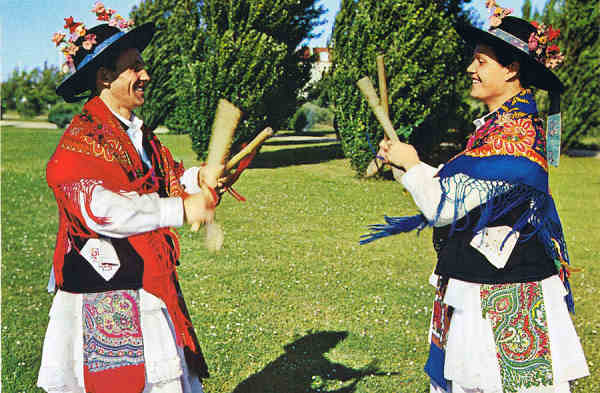 N.� 49 - MIRANDA DO DOURO - PORTUGAL. Pauliteiros dan�ando - Edi��o Centro de Caridade "Nossa Senhora do Perp�tuo Socorro" - PORTO - Fotografia gentilmente cedida pela TAP - Dimens�es: 10,3x15 cm. - Col. Manuel B�ia (2003)