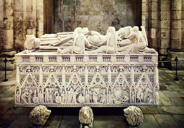 N.� 2035 - Alcoba�a-Portugal. Mosteiro. T�mulo de D. Pedro I - Edi��o do Centro de Caridade "Nossa Senhora do Perp�tuo Socorro", Porto - S/D - Dimens�es: 14,8x10,4 cm. - Col. Gra�a Maia