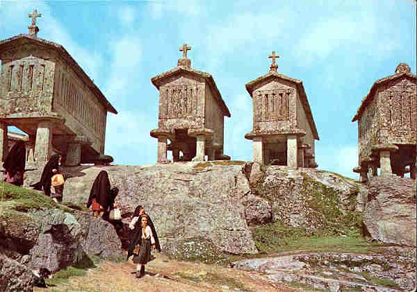 N.� 200 - (PORTUGAL) Arcos de Valdevez. Um trecho t�pico do Soajo - Edi��es LUSOCOLOR, Viana do Castelo - S/D - Dimens�es: 14,9x10,5 cm. - Col. HJCO (Circulado em 1966)