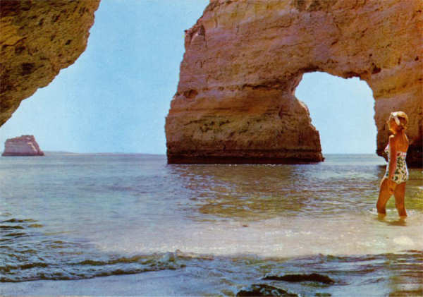 Mod. 688/Pr. - ALGARVE-Arma��o de P�ra Grutas - Edi��o Ocaso - S/D - Dimens�es: 14,7x10,3 cm. - Col. Gra�a Maia.