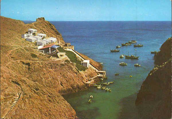 N.� 29 - BERLENGA Portugal. Encosta do Mosteiro - Colec��o Regional de Peniche - Edi��o CIMA - S/D - Dimens�es: 15x10,4 cm. - Col. Gra�a Maia.