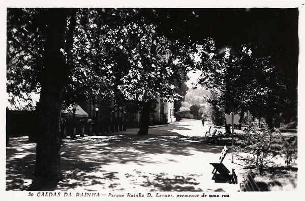 N.� 30 - Portugal Caldas da Rainha Parque Rainha D. Leonor, pormenor de uma rua - Editor Passaporte Loty (Editado em 1951) - Dimens�es: 9x14 cm. - Col. Miguel Chaby