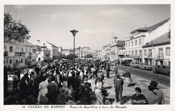 N.� 44 - Portugal Caldas da Rainha Pra�a da Rep�blica � hora do mercado - Editor Passaporte Loty (Editado em 1951) - Dimens�es: 9x14 cm. - Col. Miguel Chaby