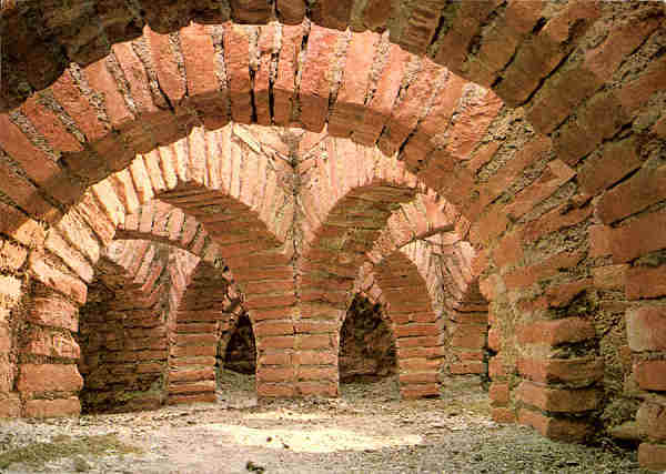 N.� 57 - MUSEU MONOGR�FICO DE CON�MBRIGA. Banhos particulares. POrmenor do hipocausto. S�c. 4 d. C. - Fot�grafo Delfim Ferreira Impressores Edarte, Porto - S/D - Dimens�es: 14,7x10,4 cm. - Col. Carvalhinho.