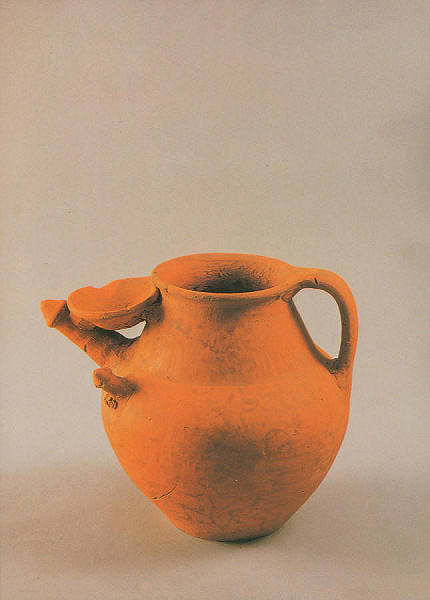 N.� 47 - MUSEU MONOGR�FICO DE CON�MBRIGA. Vaso ritual f�lico do Baixo Imp�rio - Fot�grafo DELFIM FERREIRA - Impressores EDARTE, Porto - SD - Dim. 14,6x10,5 cm. - Col. F�tima B�ia.