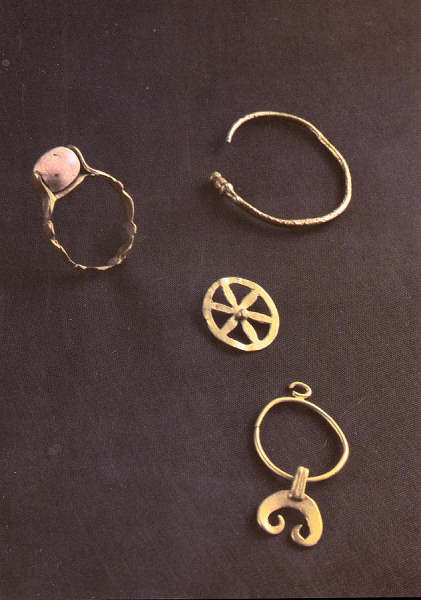 N.� 53 - MUSEU MONOGR�FICO DE CON�MBRIGA. Joias de ouro e bronze.Pedra de anel: coral rotativo - Fot�grafo DELFIM FERREIRA - Impressores EDARTE, Porto - SD - Dim. 14,6x10,5 cm. - Col. F�tima B�ia.