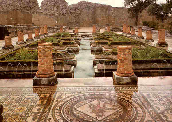 N.� 64 - MUSEU MONOGR�FICO DE CON�MBRIGA. Casa dos repuxos. Peristilo central. S�c. 3 d. C. - Fot�grafo DELFIM FERREIRA - Impressores EDARTE, Porto - SD - Dim. 14,6x10,5 cm. - Col. F�tima B�ia.