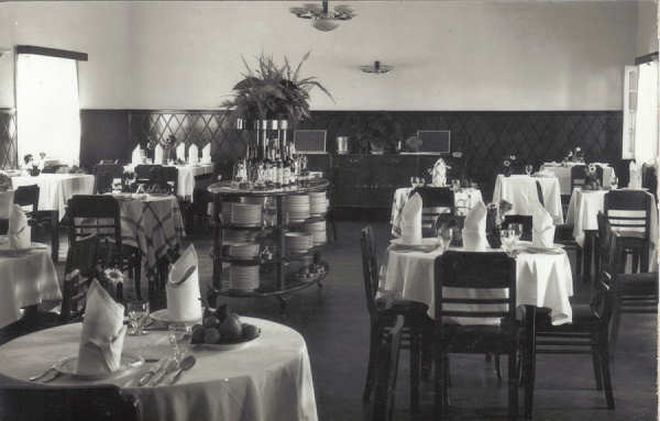 SN - CURIA - Sala de Mesa da Pensao Imperial - Foto Gamelas - Arcos, Anadia - Dim.13,8x8,8 cm - 1951 - Col. A. Sim�es (399).