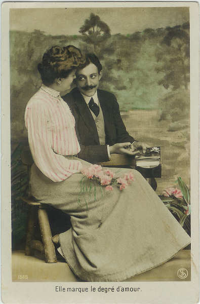 N� 1566 - Ela marca o grau do Amor - SD - Editor n�o indicado - Circulado em 1908 - Dim. 9,2x14 cm - Col. M. Soares Lopes.