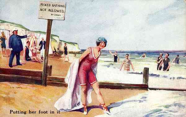 N.� 715/5 - Putting her foot in it - Edi��o The Carlton Publishing Co., London E. C. Series No. 715/5 - S/D - Dimens�es: 13,9x8,9 cm. - Col. Aur�lio Dinis Marta.