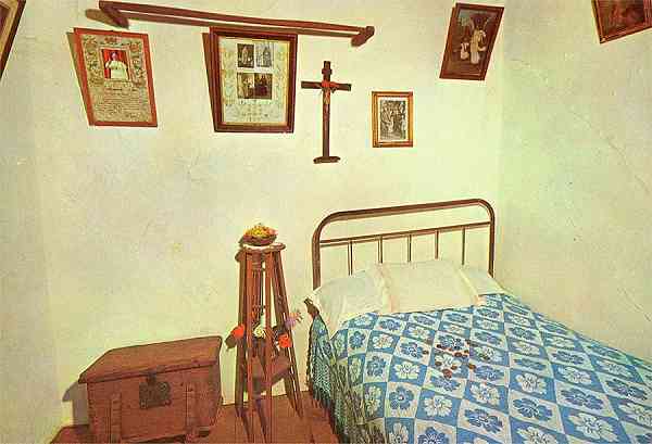 N.� 418/A - F�TIMA-PORTUGAL Quarto de L�cia - Edi��o do Centro de Caridade "Nossa Senhora do Perp�tuo Socorro" PORTO - S/D - Dimens�es: 14,9x10,3 cm. - Col. Manuel B�ia.