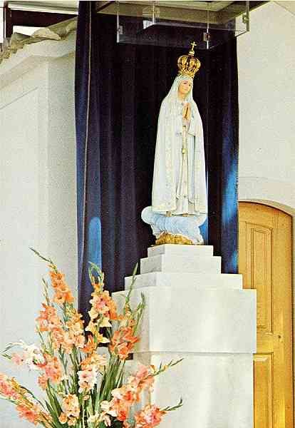 N.� 1101/A - F�TIMA-PORTUGAL A imagem de N.� Sr.� de F�tima na capelinha - Edi��o do Centro de Caridade "Nossa Senhora do Perp�tuo Socorro" PORTO - S/D - Dimens�es: 10,3x14,7 cm. - Col. Manuel B�ia.