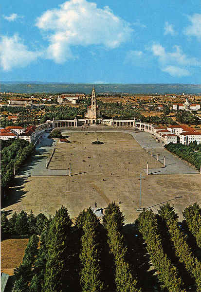 N.� 882 - F�TIMA - PORTUGAL Esplanada Vista a�rea - Ed. Centro Caridade Nossa Senhora do Perp�tuo Socorro, Porto - S/D - Dimens�es: 15x10,4 cm. - Col. M�rio F.  Silva (1973).