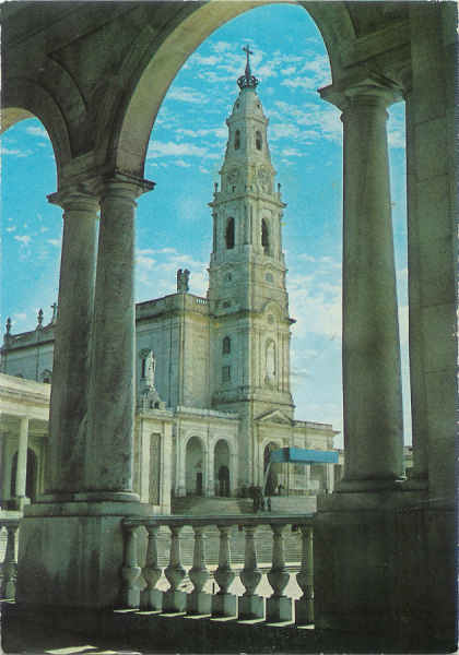 N� 326 - F�tima. Bas�lica e Arcadas - Editor n�o indicado - SD - Circulado em 1975 - Dim. 10,3x14,7 cm - Col. M. Soares Lopes.