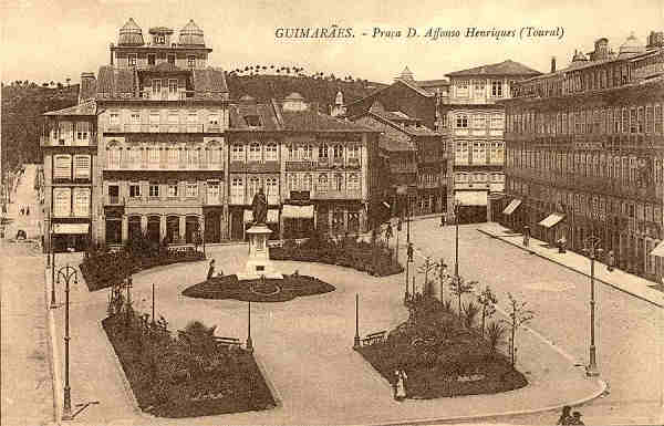 S/N - Guimar�es: Pra�a D. Affonso Henriques (Toural) - Sem indica��o do editor - S/D - Dimens�es: 14,1x9,1 cm. - Col. Aur�lio Dinis Marta.