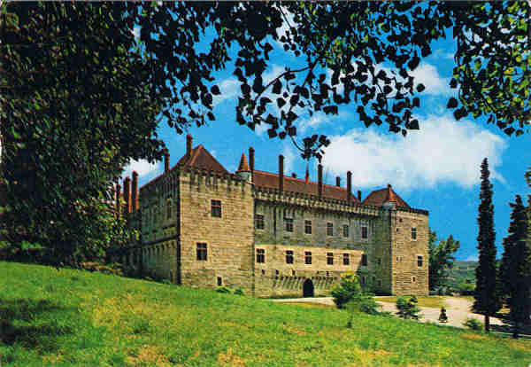 N.� 942 - GUIMAR�ES - PORTUGAL Pa�o dos Duques de Bragan�a - Ed. Centro de Caridade "N.� Sr.� do Perp�tuo Socorro" - PORTO Fotografia gentilmente cedida pelo TE�FILO REGO - SD - Dim. 14,7x10,1 cm - Col. Manuel B�ia(d�cada de 1970)