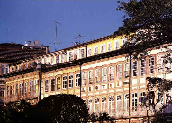 SN - Largo do Toural - Ed. Guimar�es Turismo 2012 - Foto Lu�s Ferreira Alves - Dim. 109x154 mm - Col. HJCO