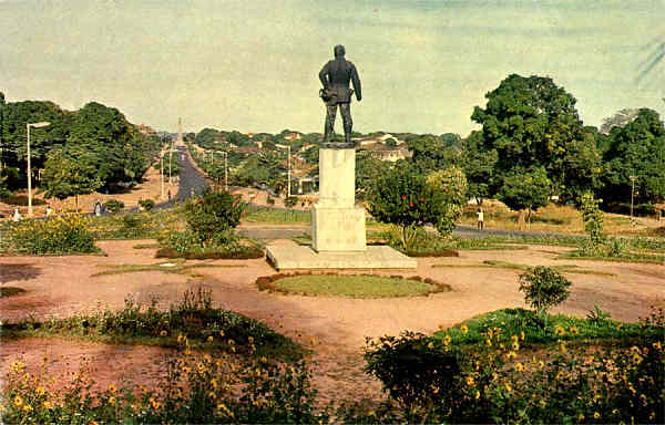 N.� 112 - Monumento a Teixeira Pinto (Bissau) - Edi��o �Foto Serra�, C. P. 239 - Bissau - Dimens�es: 13,9x9 cm. - Col. HJCO (1968).