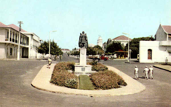 N.� 120 - Monumento a Nuno Trist�o - BISSAU - Ed. Foto Serra - Dimens�es: 14x9 cm. - Col. Ant�nio Bodas (1966)