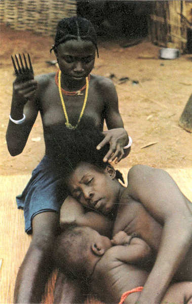 N.� 123 - Tecendo cabelo (Beafadas) - Fulacunda - Ed. FOTO SERRA - Dim. 14x9cm - Col. Joaquim Jos� Martins Mendes (1973)