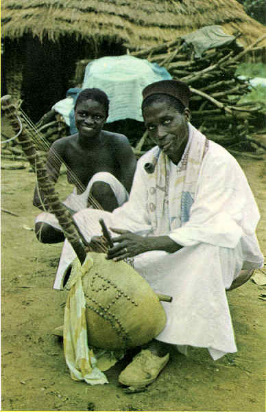 N.� 126 - Tocador de �Kor� (Mandinga) - Fulacunda - Ed. FOTO SERRA - Dim. 14x9cm - Col. Joaquim Jos� Martins Mendes (1973)