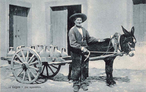 N.� 79 - Lagos. Um aguadeiro - Edi��o e clich� de Ant�nio C. dos Santos, Lagos - SD - Dim. 14x9 cm. - Col. M. Chaby (cerca de 1920)