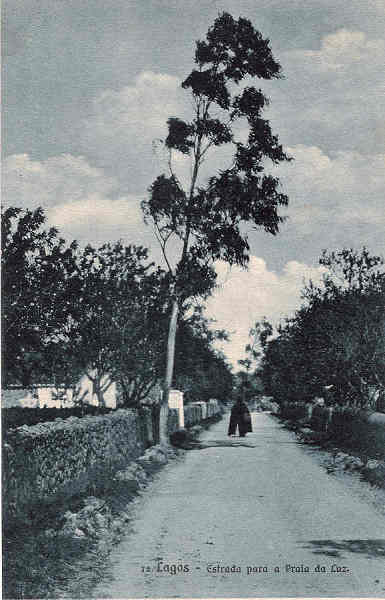 N� 79 - Lagos. Estrada para a Praia da Luz - Edi��o e clich� de Ant�nio C. dos Santos, Lagos - SD - Dim. 14x9 cm. - Col. M. Chaby (cerca de 1920)