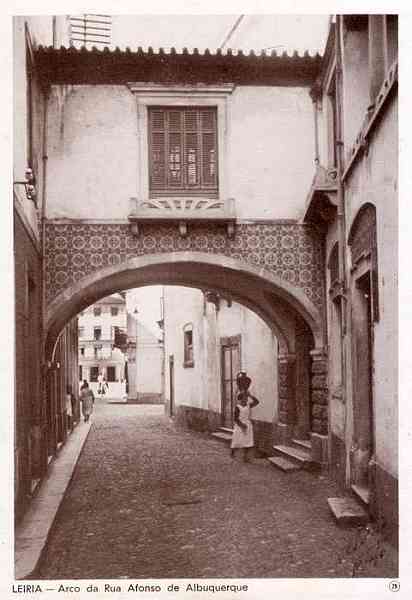 N.� 29 - LEIRIA-Portugal Arco da Rua Afonso de Albuquerque - Editor: Comiss�o Cultural das Obras Sociais do Pessoal da C. M. Leiria - Dimens�es: 15x10 cm. - Col. R. Gaspar.