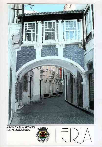 N.� 9 - LEIRIA-Portugal Arco da Rua Afonso de Albuquerque - Edi��o da Regi�o de Turismo de Leiria, Rota do Sol - S/D - Dimens�es: 15x10 cm. - Col. R. Gaspar.