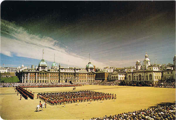 L35 - LONDON - Trooping the Colour Horse Guards Parade - Ed. Nutshell Cards Ltd 01-8714202 Photography Dick Scoones Printed in England - SD - Dim. 14,9x10 cm - Col. Manuel B�ia (1986)