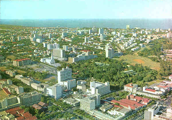 S/N - LOUREN�O MARQUES Vista A�rea da Cidade - Edi��o da Casa Baby, Caixa Postal 185, Louren�o Marques - S/D - Dimens�es: 14,9x10,4 cm. - Col. HJCO (Circulado em 1965)