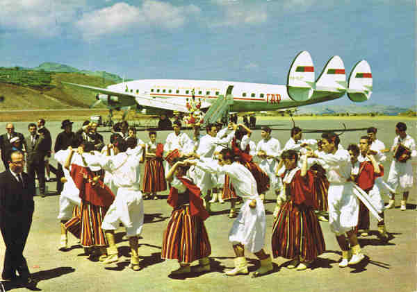 N� 121 - Aeroporto Funchal Madeira Grupo Folcl�rico - Ed. Perestrellos-Photographos - SD - Dim. 14,8x10,3 cm. - COl. M. B�ia (1960).