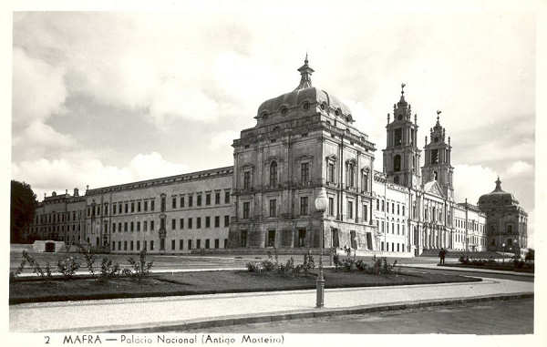 N.� 2 - MAFRA - Pal�cio Nacional (Antigo Mosteiro) - Colec��o A. Passaporte �LOTY�, Rua Luciano Cordeiro, 88, r/c Lisboa (Nota: Fotografia no formato postal) - S/D - Dimens�es: 13,8x8,9 cm. - Col. HJCO (Circulado em 1967)