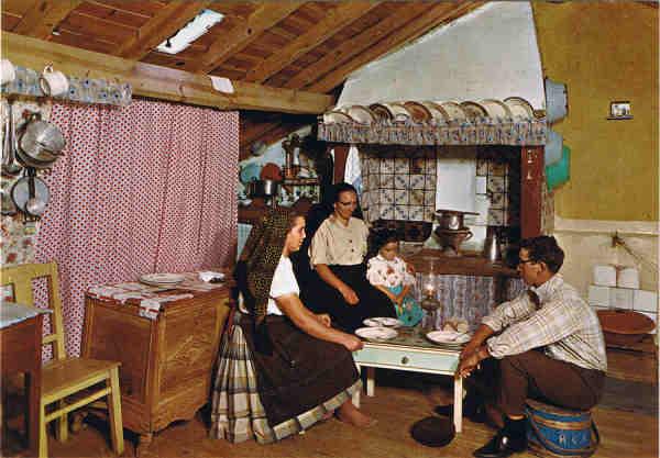 N.� 312  NAZAR� (Portugal) Casa t�pica de pescadores - Ed. D�LIA - SD - Dim. 14,8x10,3 cm - Col. F�tima B�ia (1978).